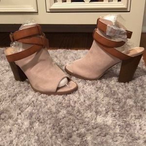 NEVER USED TAN DRESS SANDALS